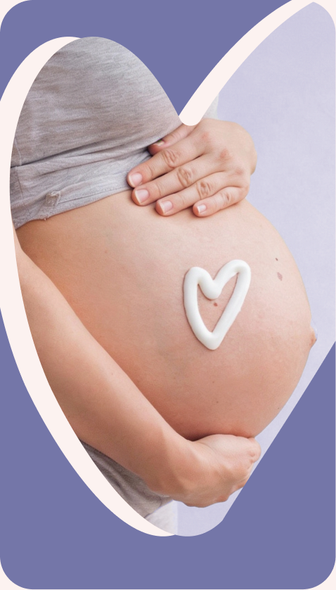 Mamá con un corazón dibujado en crema